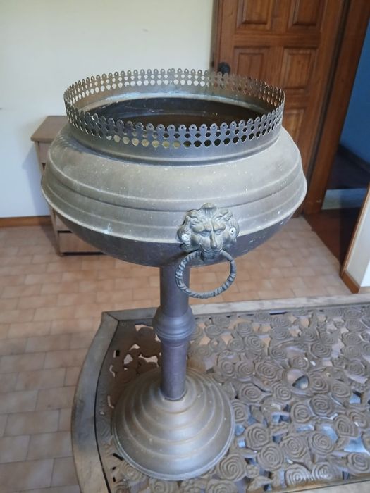 Porta-Vasos / Floreira Antiga em Latão Trabalhado com Pormenores em Cabeça de Leão