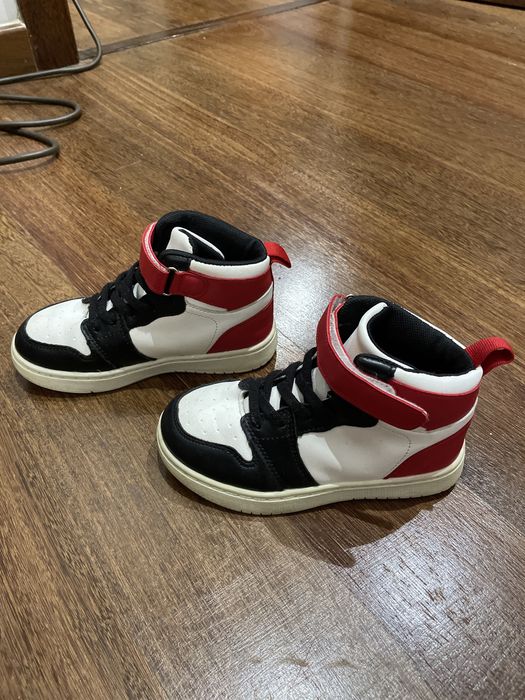 Botas tenis de cano  baixo cores branco preto e vermelho