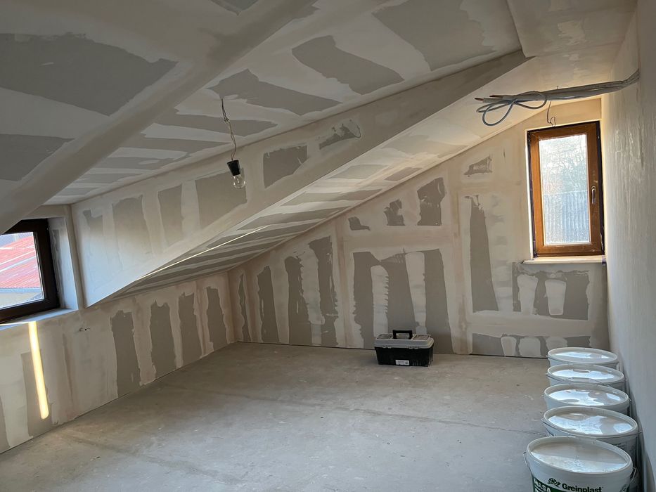 Zabudowa poddaszy, szpachlowanie ścian