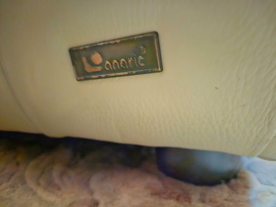 Sofás individuais em pele de cor creme muito clara - óp