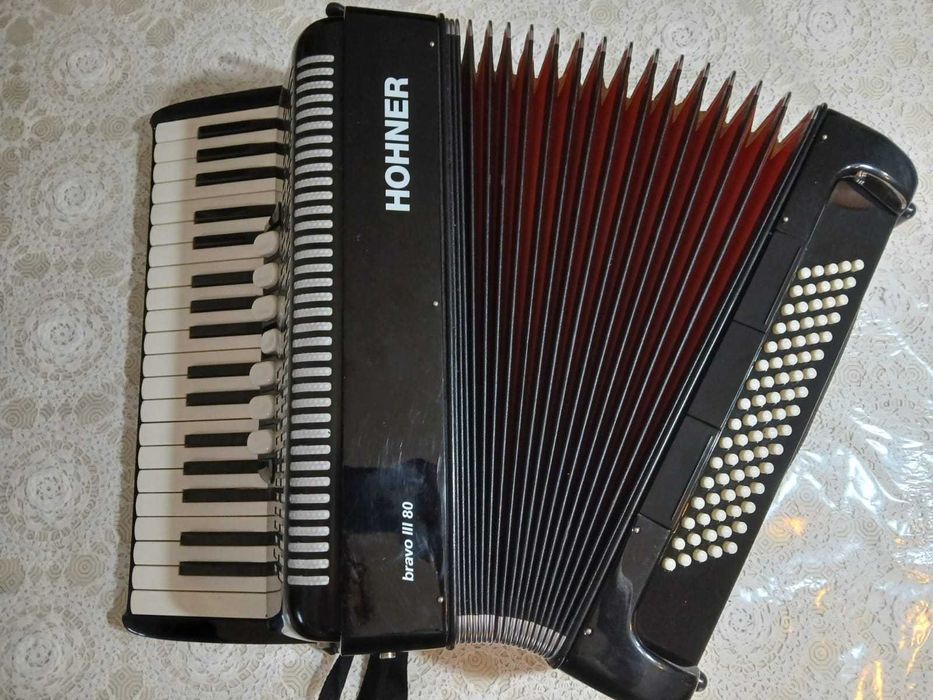 Acordeão Hohner Bravo III 80