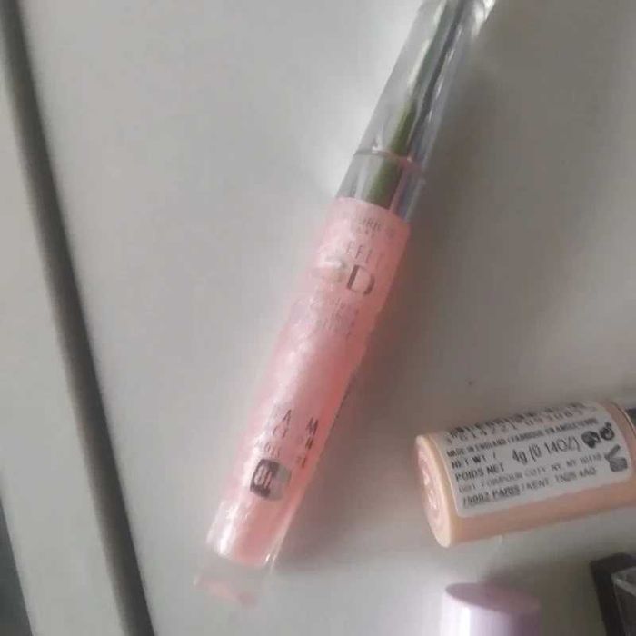 Zestaw nowych kosmetyków mascara paletka cieni błyszczyk i inne