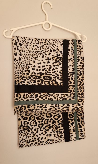 Szal z printem zwierzęcym