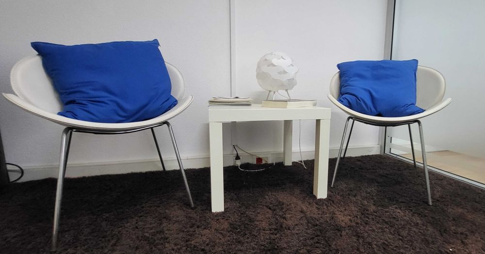 Mesa Decorativa e 2 cadeiras de espera