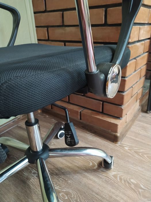 "Офісне крісло,сітка, регулювання висоти"