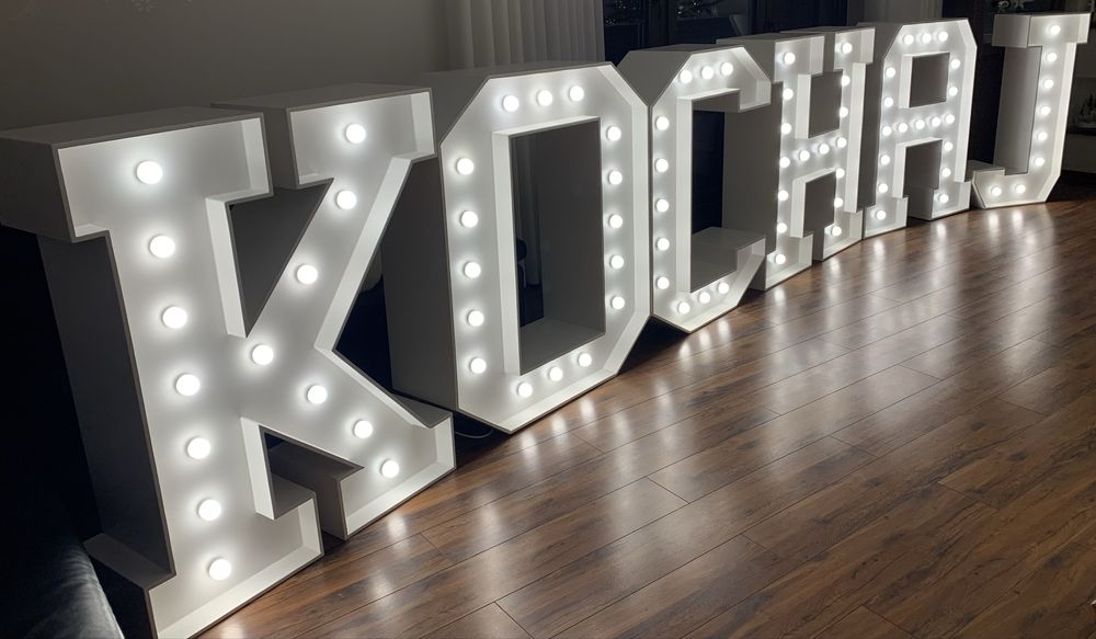 Świecący napis LED „KOCHAJ”