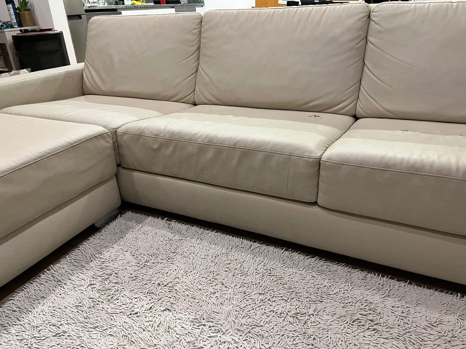 Sofá em ecopele beje 3mts +puf quadrado