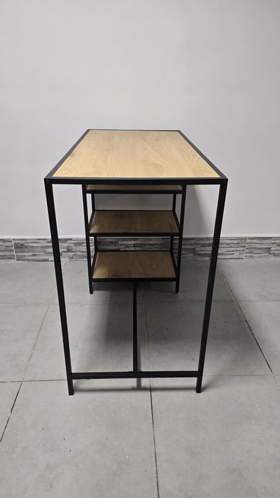 Mesa alta com 2 bancos