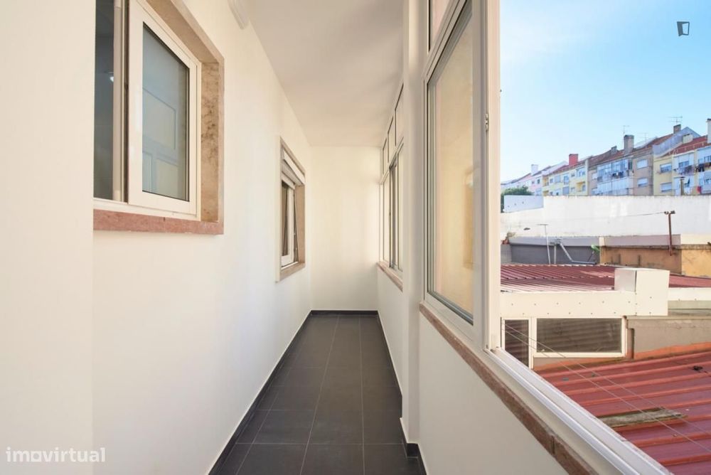 Quarto - localizado em Amadora Lisbon