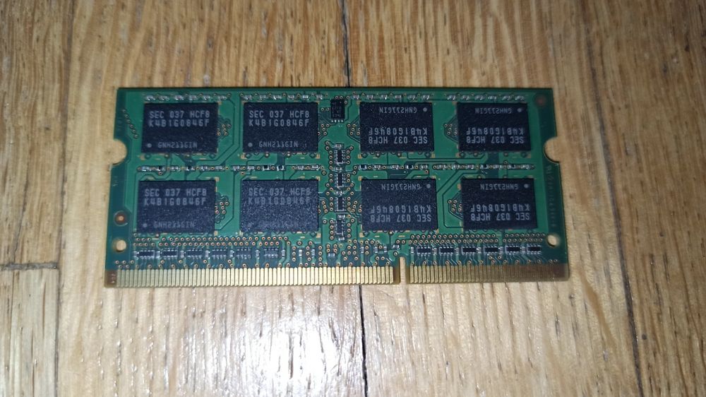 Пам'ять Samsung 2GB DDR3 SODIMM.