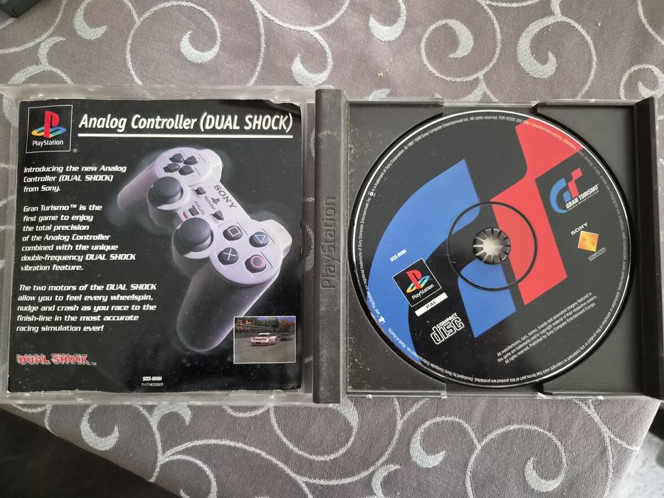 Misto de jogos para PC e ps1 mais consola ps1 com 3 comandos , nao sei se funciona