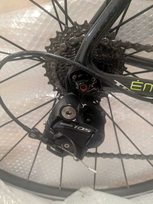 Bicicleta de estrada Trek Émonda ALR Shimano 105 com acessórios