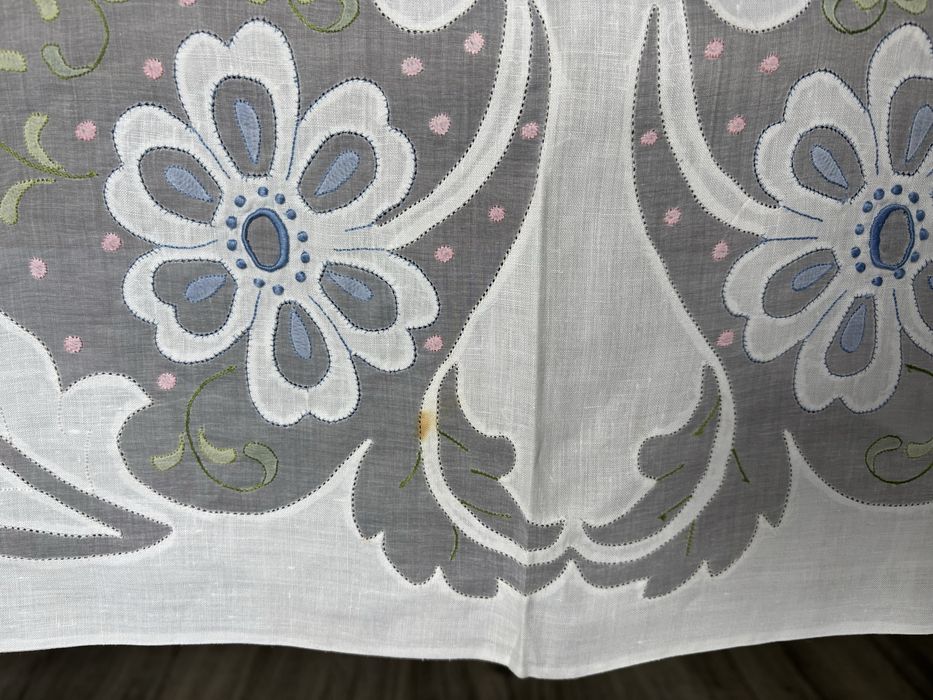Toalha de mesa em linho e organdy com bordado da Madeira