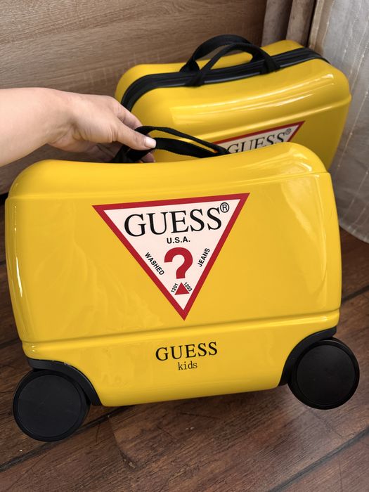 Walizka Guess  żółta