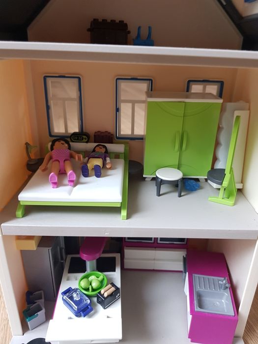 Domek Playmobil z mebelkami i lalkami