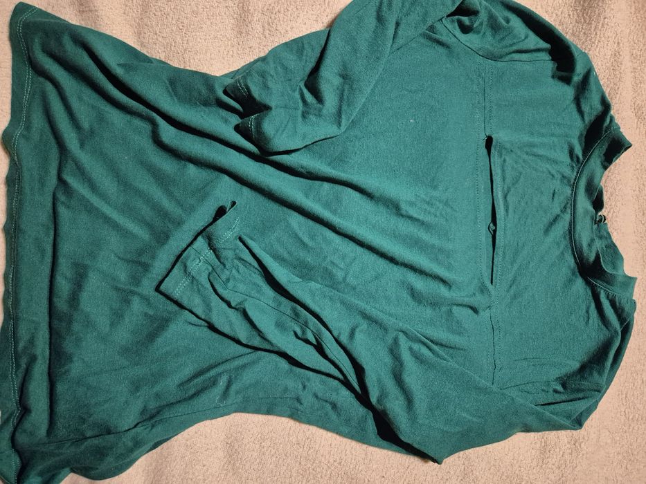 Bluzka z rozcięciem.