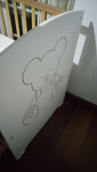 Cama de bebê mais colchão e carrinho de bebe.