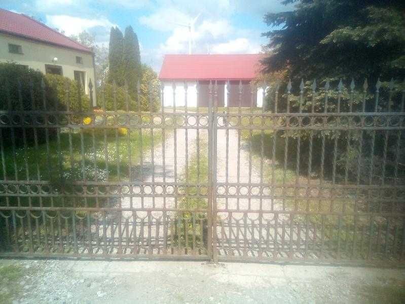 Brama wjazdowa z furtką.