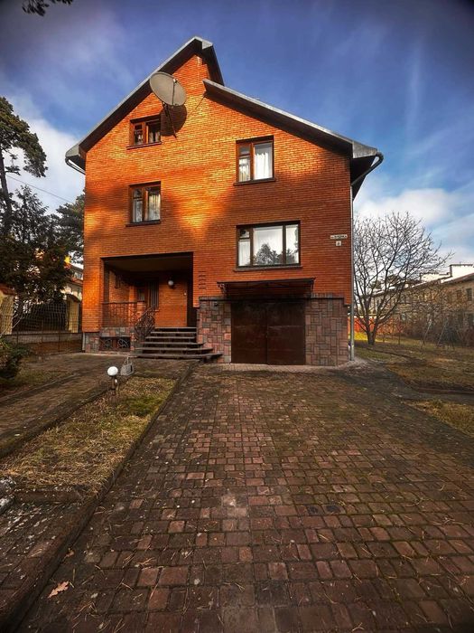 Продаж будинку з великою земельною ділянкою в Брюховичах,