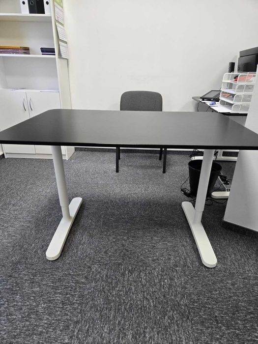 Biurko z regulowaną wysokością