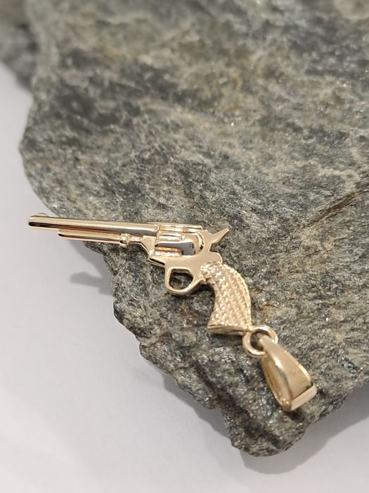 Złota zawieszka Rewolwer Pr.585 Nowa 2.4 x 1 cm