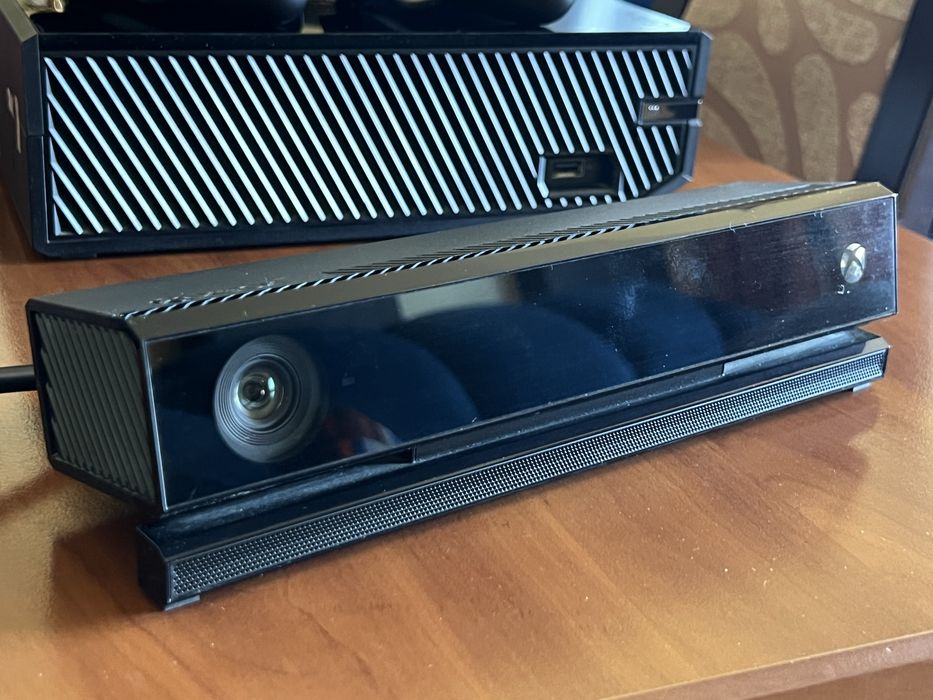 konsola Xbox One + dwa pady + sensor kinect + pilot zdalnego sterowania