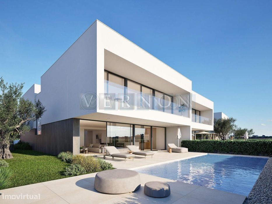 Moradia T4 de luxo com piscina e garagem na primeira linha de mar em P