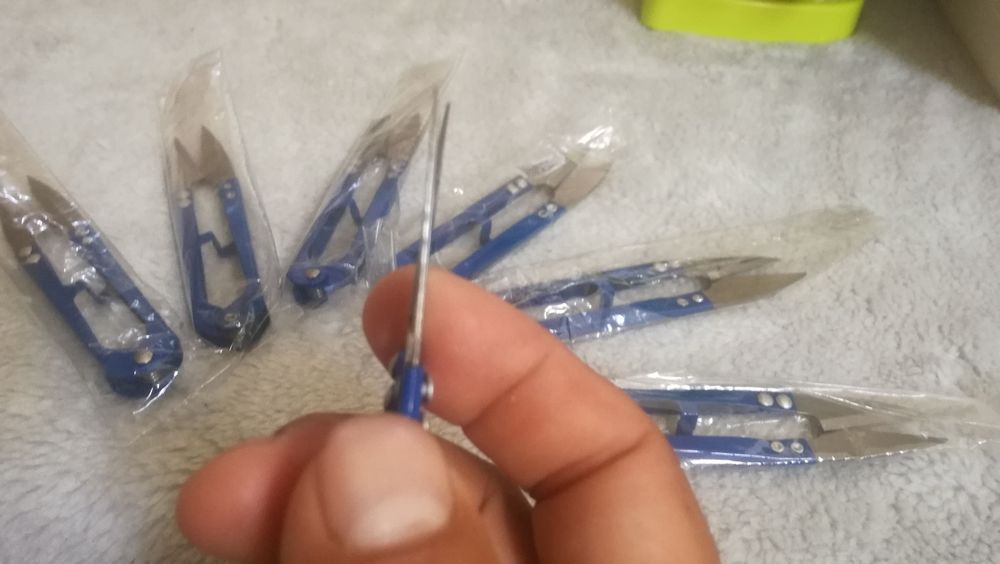 Tesouras arrematar linhas e afins