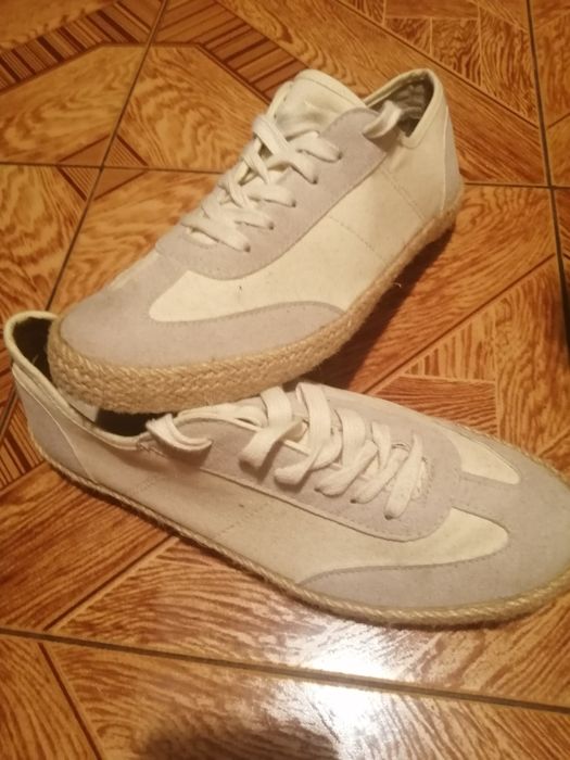 Sapatilhas  novas em tecido beje e cinza