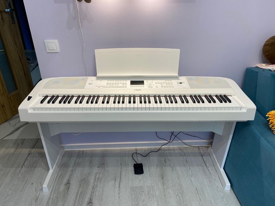 Pianino keyboard Yamaha DGX 670 zestaw ze stojakiem