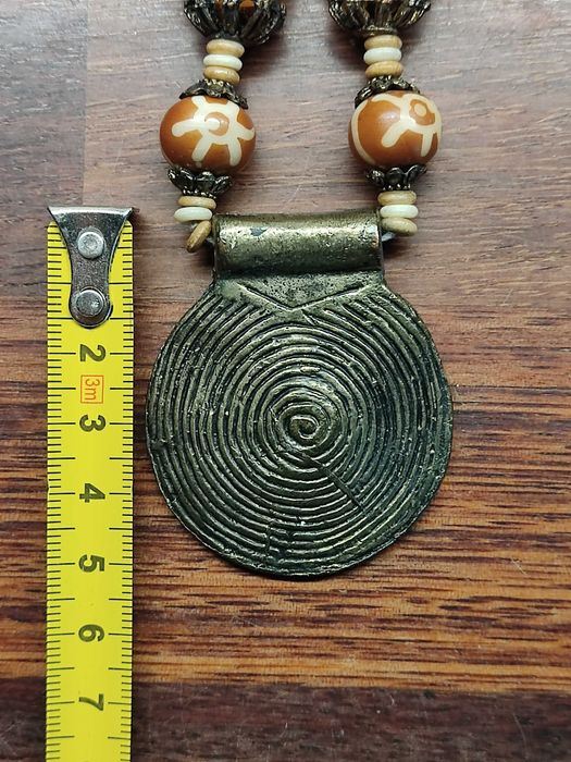 Etniczny naszyjnik z dużym medalionem – styl afrykański/boho handmade