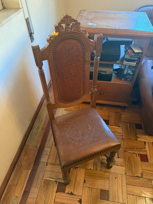 Conjunto Mesa de Jantar + 8 Cadeiras em Madeira Maciça