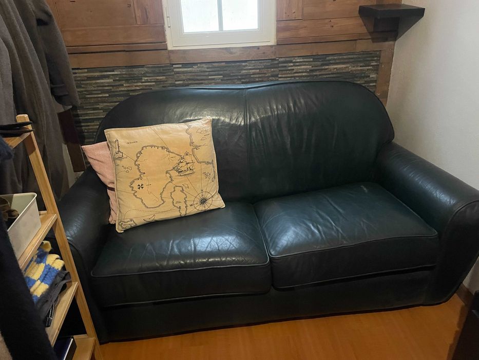 Belíssimo Sofá cama em pele