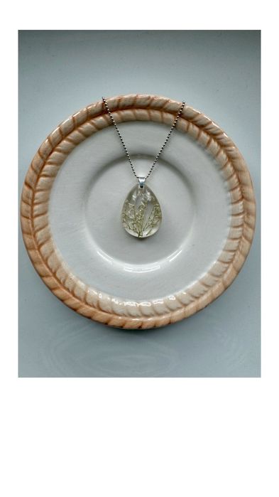 Zawieszka „brindille fleur blanche” biżuteria handmade żywica srebro