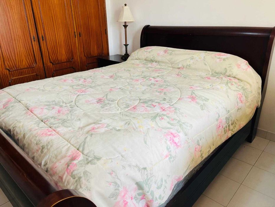 Mobília de Quarto Completa em Madeira Maciça – Cama Casal "Sleigh Bed", Cómoda e Mesinhas de Cabeceira