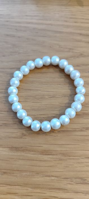 Bransoletka perełkowa na gumce – elegancka, biała
