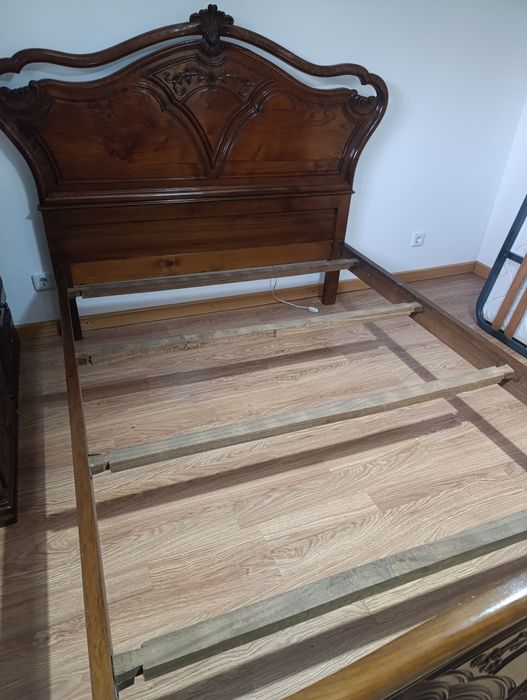 Estrutura de cama em madeira maciça