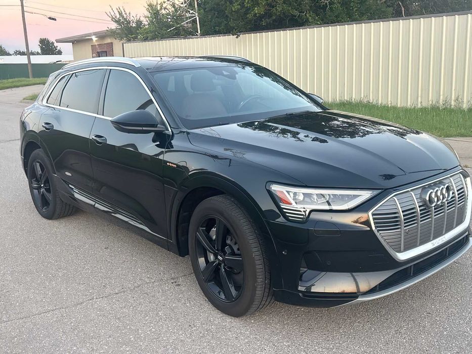 Audi e-tron Premium Plus quattro      2019