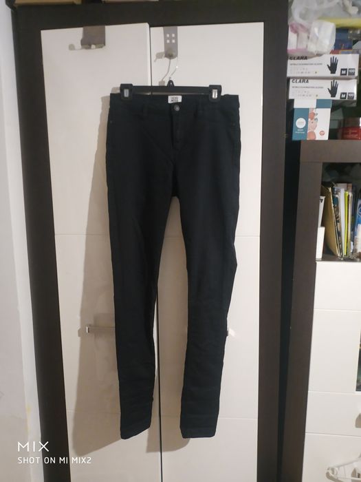 Czarne spodnie damskie. Vero moda.
