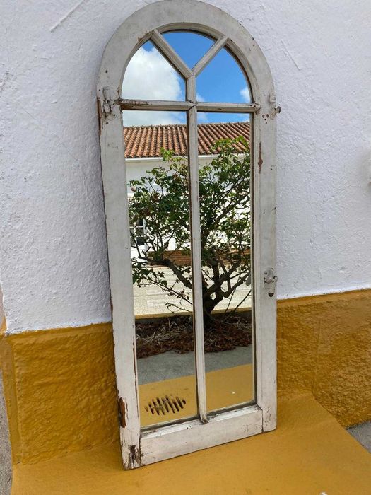 Janela antiga transformada em espelho, uma peça única com muito carácter e presença decorativa.