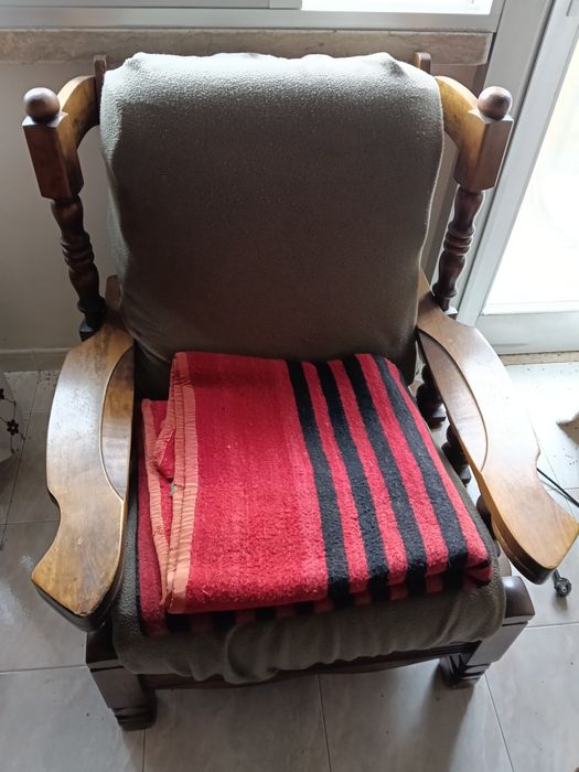 Sofás, cadeirões, Estante e pequeno armário de guarda-roupa, pagamento em numerário zona Queluz