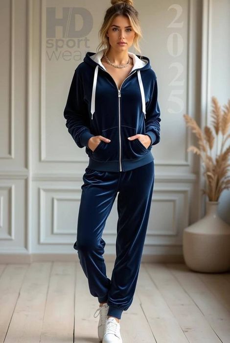 Жіночий велюровий костюм