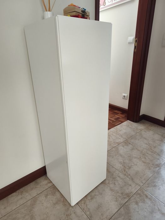 2 colunas lacadas a branco com prateleiras de vidro