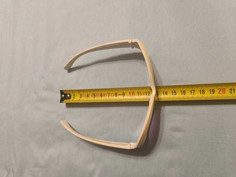 Kremowe okulary przeciwsłoneczne dla dziecka z fioletowymi szkłami