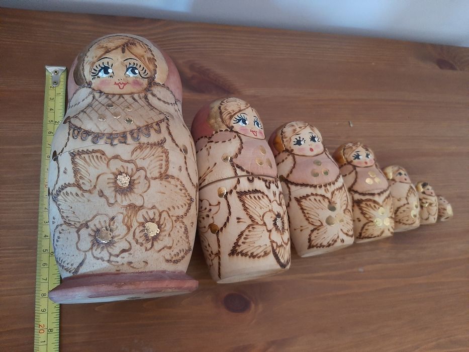 Matrioskas em madeira pintada e talhada à mão psi natal