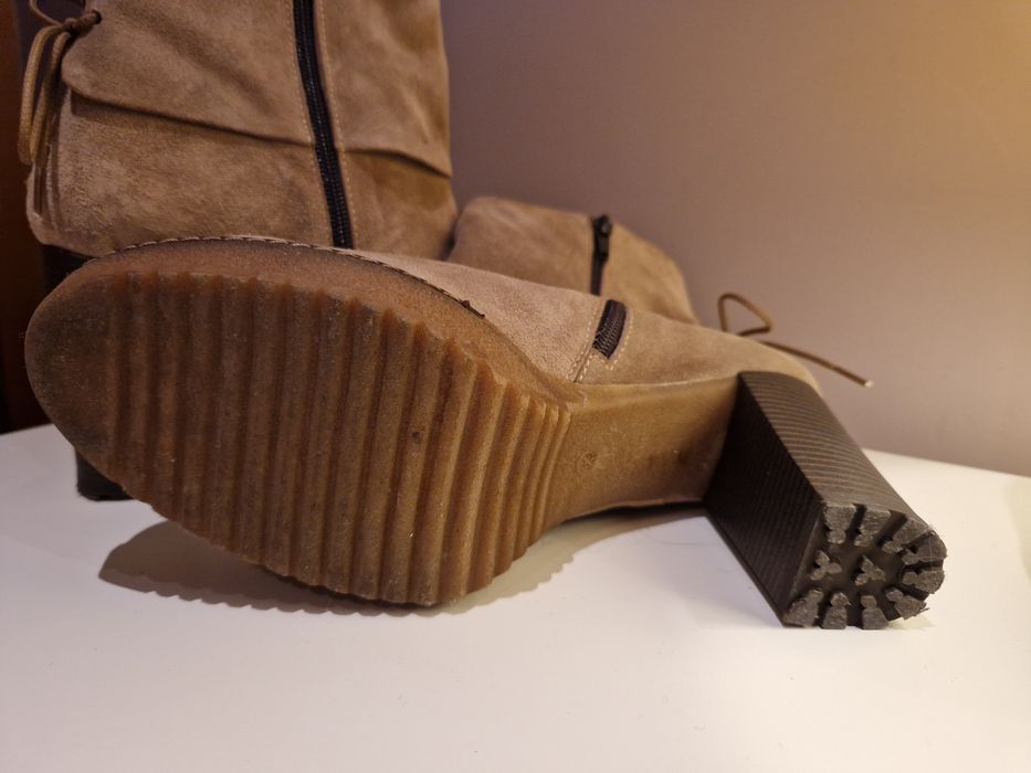 Botins de camurça bege