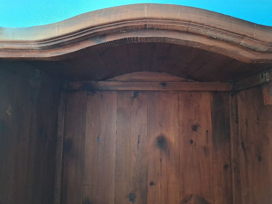 Armário em madeira natural.