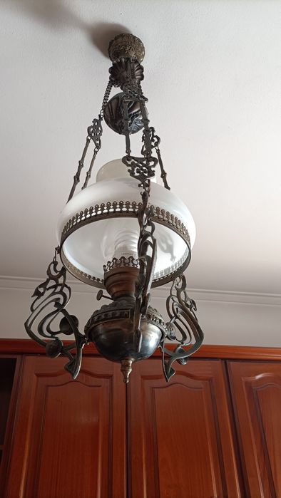 Lanterna com vidro branco leitoso com chaminé