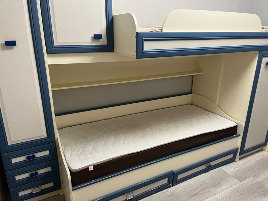 Двоярусне ліжко з шафами та сходами з ящиками