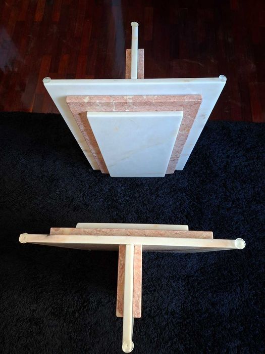 Mesa de vidro com pés em mármore